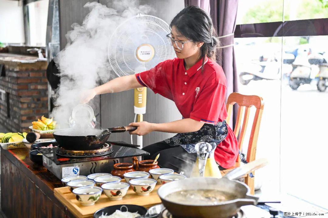 全网追的“扁担女孩”，找了一份暑假工，时薪12元 - 海东生活资讯 - 海东28生活网 haidong.28life.net